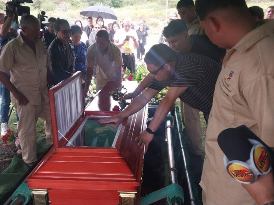 Con canciones y globos dan el último adiós al narrador Henry Marvin Cabrera