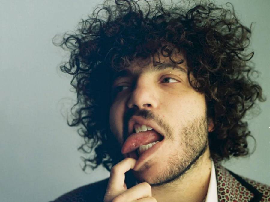 Benny Blanco es nombrado como el hombre más sexy con vida este 2024