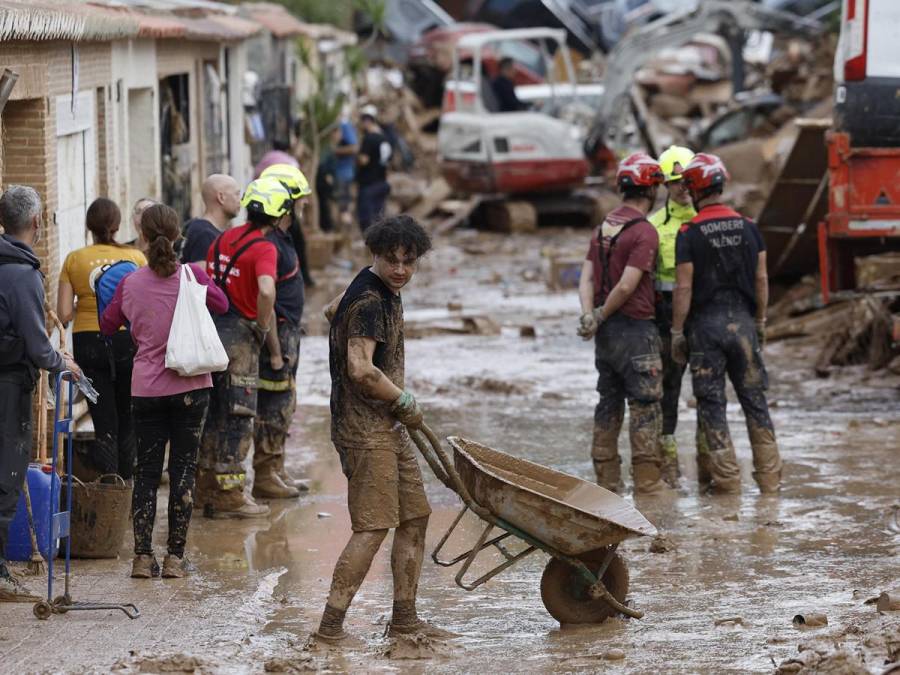 Cientos de voluntarios trabajan en la limpieza y búsqueda de desaparecidos en Valencia