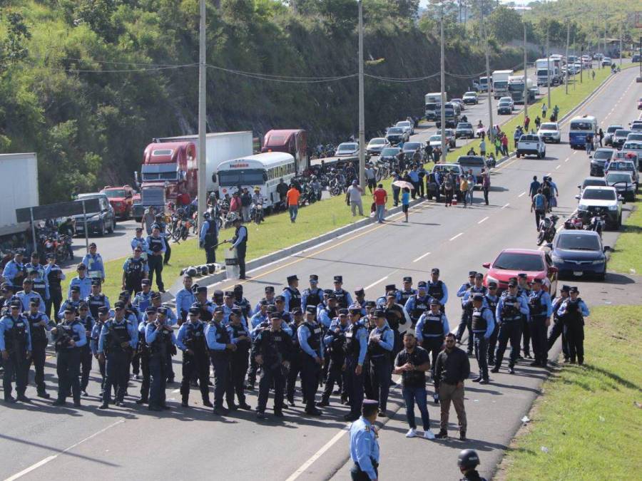 Con maleta en mano y niños en brazos, hondureños caminan por protesta en carretera CA-5