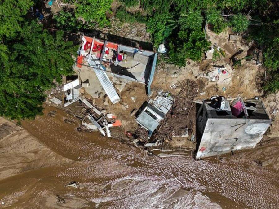 Lluvias del huracán John derrumban casas y sueños de familias en Acapulco, México