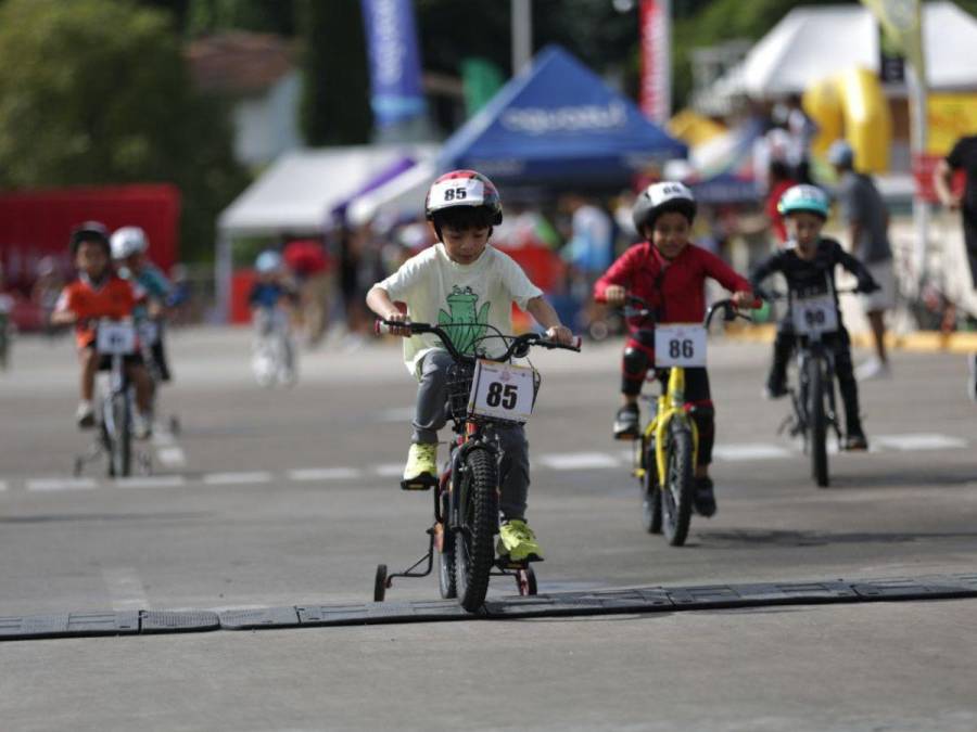 A toda marcha pedalearon niños y niñas en la categoría 5-6 años de la Vuelta Ciclística Infantil