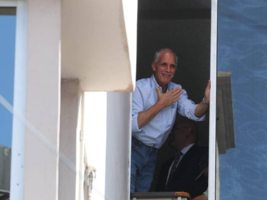 Sonriendo y saludando desde la ventana, ‘Tito’ Asfura ingresa a los tribunales en la capital