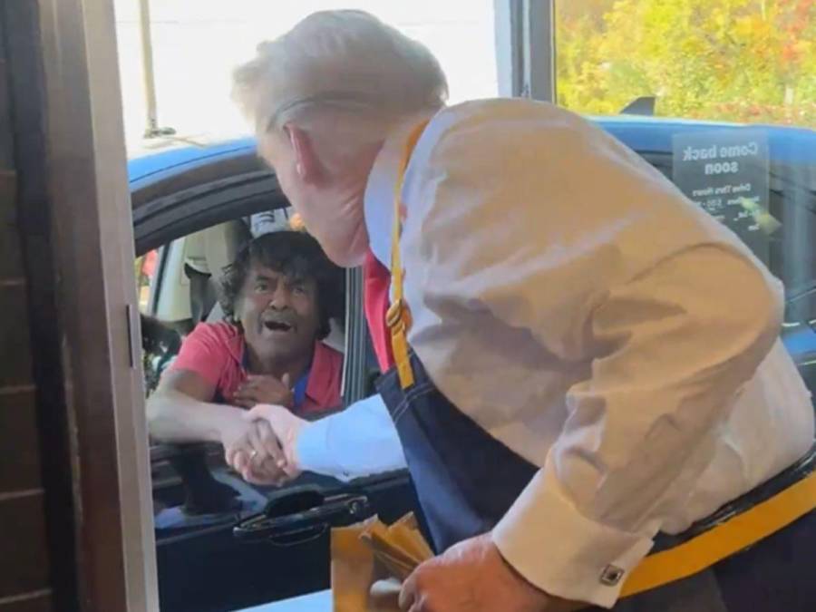 Trump cocina papas en un restaurante de comida rápida y envía un mensaje a Harris