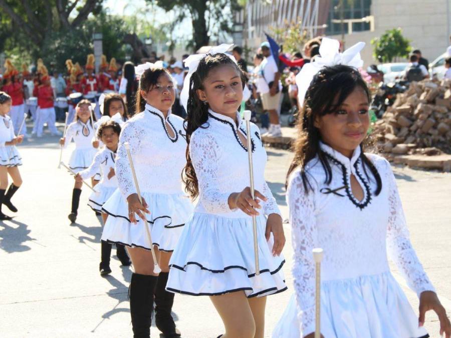 Lindas y adorables, así desfilan las palillonas por las calles de Tegucigalpa