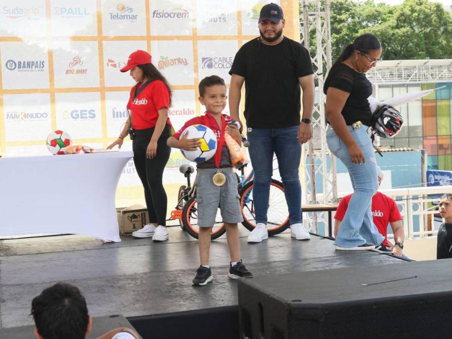 Momento de gloria: Así fue la entrega de premios a los ganadores de la Vuelta Ciclística Infantil 2024