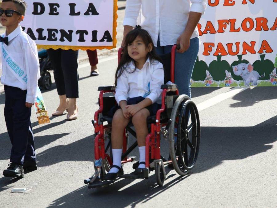 Con palillonas y cadetes, alumnos de prebásica derrochan patriotismo en las calles de la capital