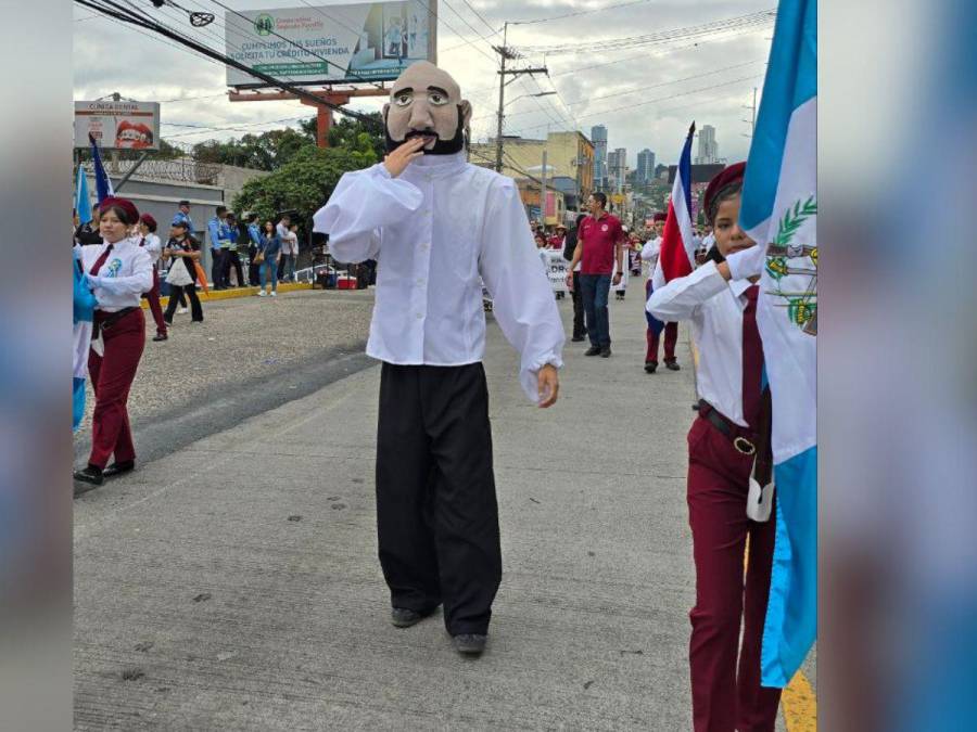 Monigotes y peculiares trajes: las curiosidades que dejaron los desfiles patrios 2024