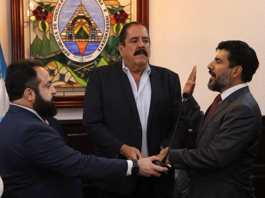 $!Momento cuando Luis Redondo, presidente del Congreso Nacional, juramentaba a Johel Zelaya como fiscal interino.