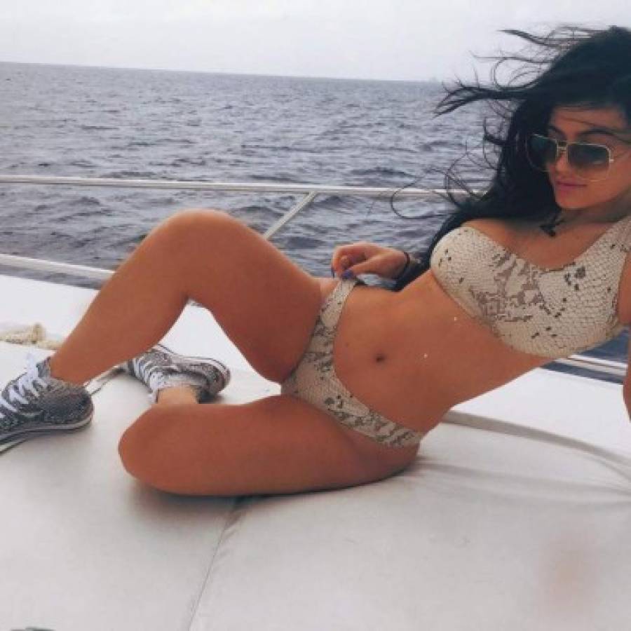 Kylie Jenner desnuda su trasero para lanzar su nueva colección de camisas