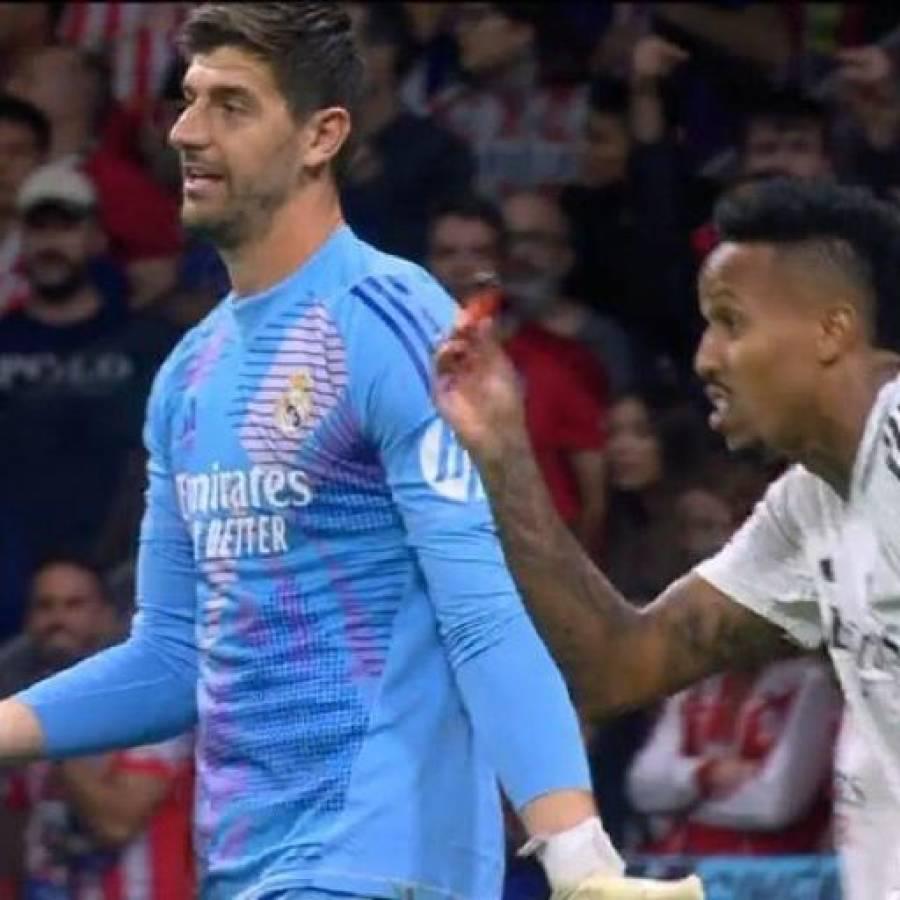 No se vio: objetos lanzados al campo y bronca de Vinicius en el Atlético-Real Madrid