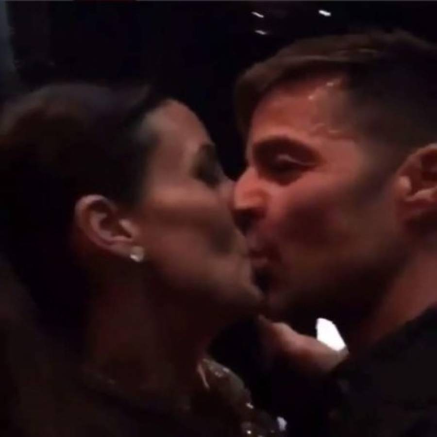 Mujer paga 90 mil dólares por un beso de Ricky Martin