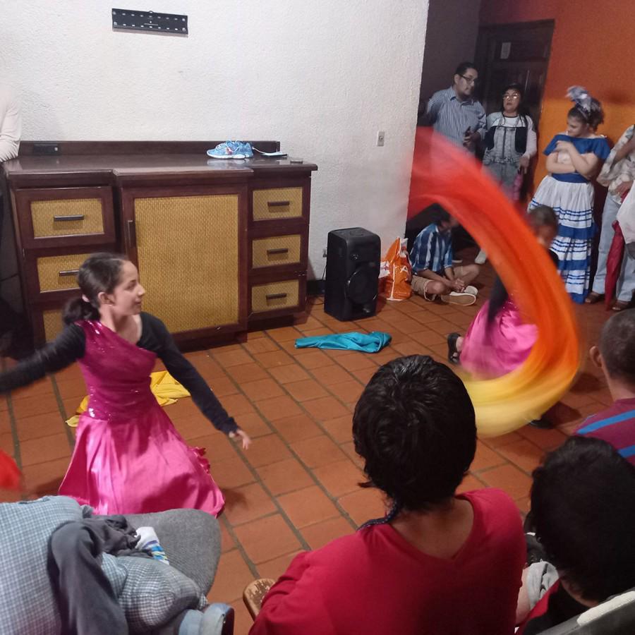 Las pequeñas voluntarias Gabriela y Elizabeth compartieron una muestra de su destreza en la danza ante los jovencitos del hogar.