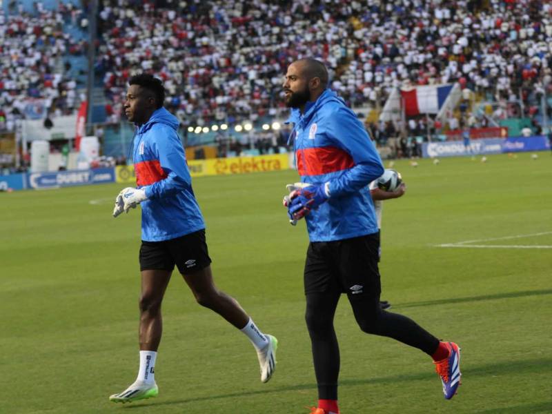 Los porteros del Olimpia Alex Guity y Edrick Menjívar hacen trabajos de calentamiento.