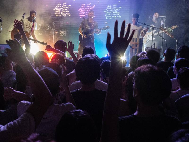 Varihnaz, un trío formado por dos agricultores y un ex albañil, en su primer show de una gira nacional en Guilin, China, en septiembre.