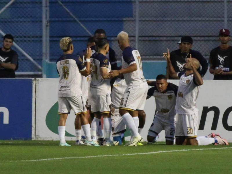 Alex López fue el autor de un golazo que le dio el empate a Potros ante Motagua.