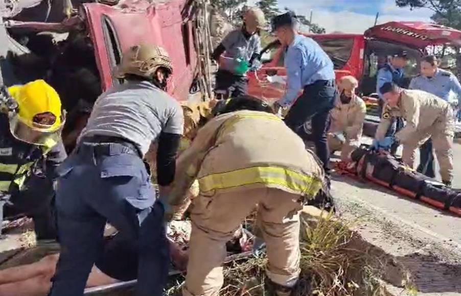 Lamentable escena: destrozos del volcamiento en carretera al sur que provocó tres muertes