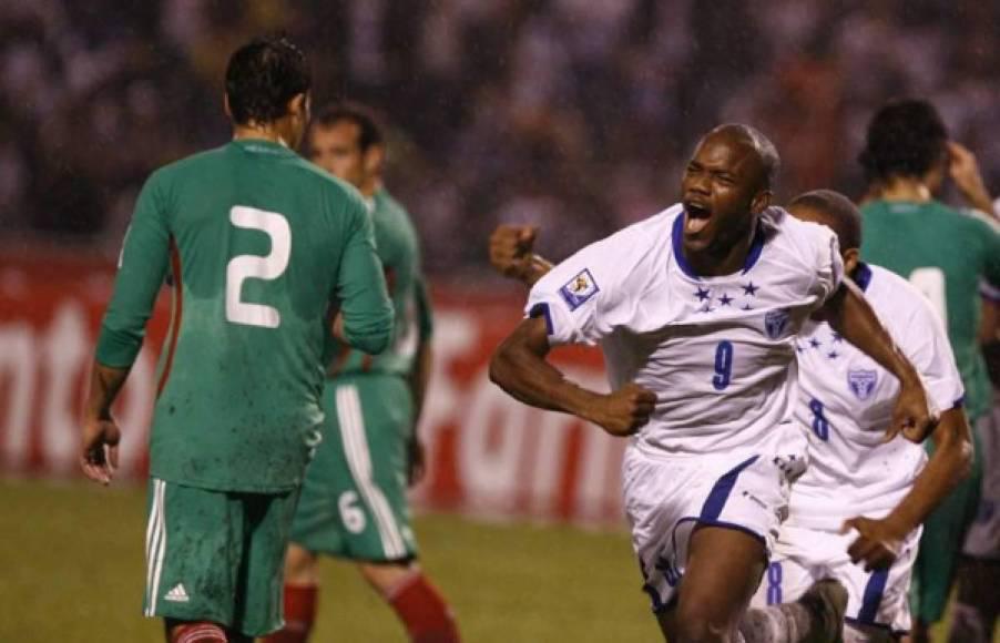 Momentos inolvidables del Honduras vs México: Besos, despidos y coscorrones