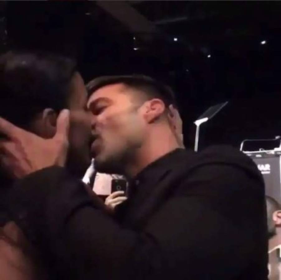 Mujer paga 90 mil dólares por un beso de Ricky Martin