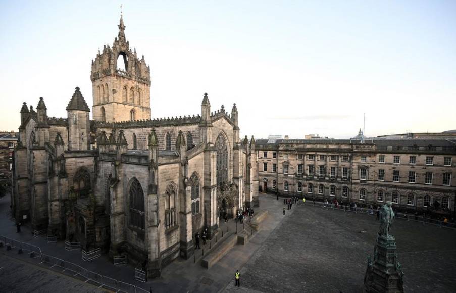 Los británicos comienzan a despedirse de Isabel II en Edimburgo