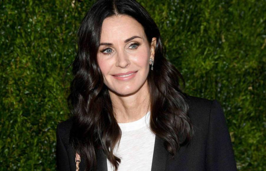 Antes y después de Courteney Cox tras la cirugía que la dejó luciendo “extraña”