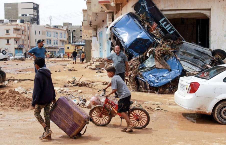 “Barrios enteros fueron arrastrados con todo y gente al mar”: miles de muertos en Libia por inundaciones