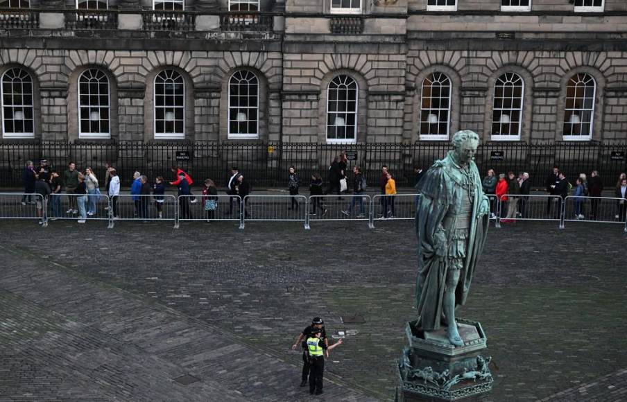 Los británicos comienzan a despedirse de Isabel II en Edimburgo