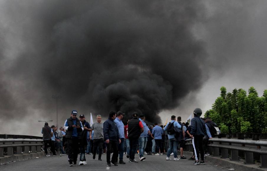 Golpes y pedradas recibió el ministro de Seguridad de Argentina en protesta de choferes de autobús