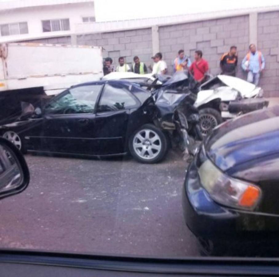 Un muerto y cinco vehículos impactados en un accidente