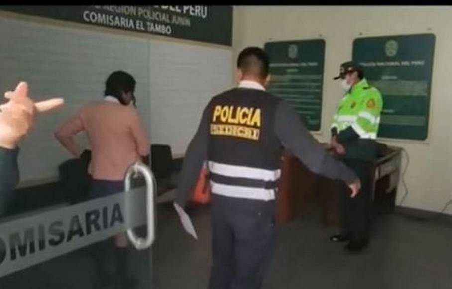 Hombre de 40 años se vestía como escolar para espiar niñas en el baño: el caso que indigna a Perú