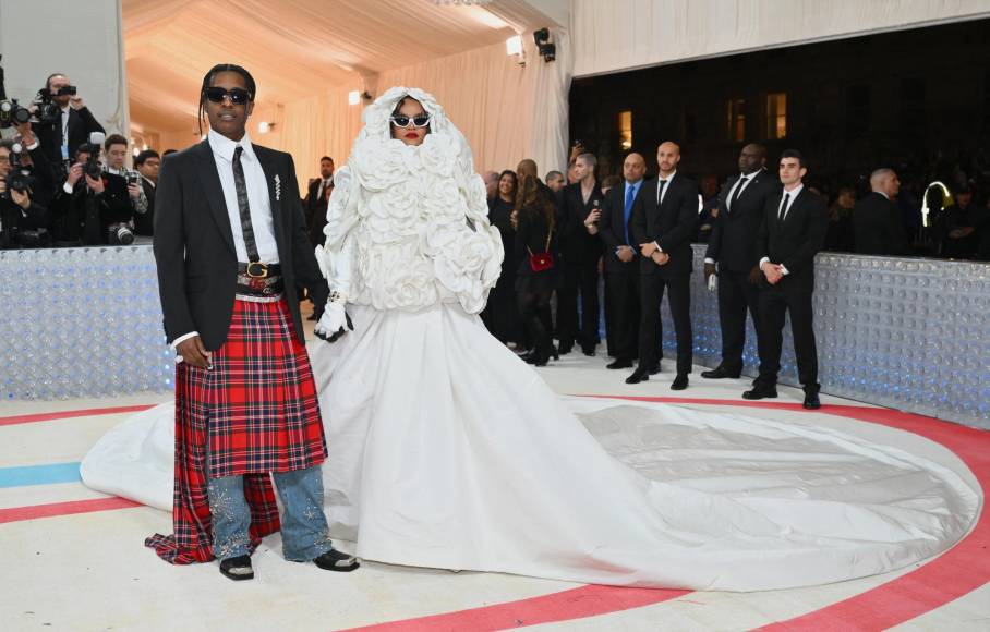 Rihanna, criticada por llegar tarde, lució espectacular en la Met Gala 2023