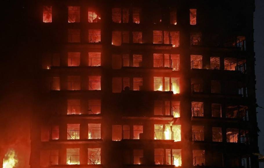 El infierno desatado en edificio de apartamentos en Valencia, España