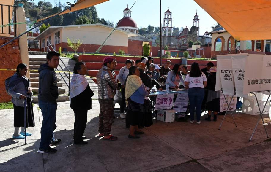 Mexicanos acuden a las casillas a votar en las elecciones 2024