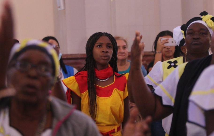 Con tambores y cantos, así se celebró la misa garífuna en honor a la Virgen de Suyapa