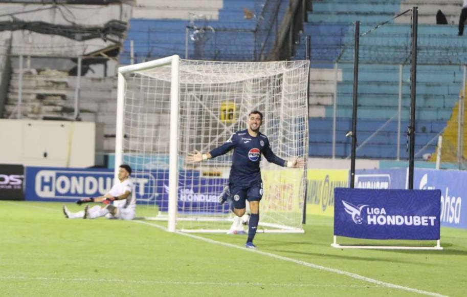 Beso de Auzmendi a aficionada y el niño que debutó con el Motagua