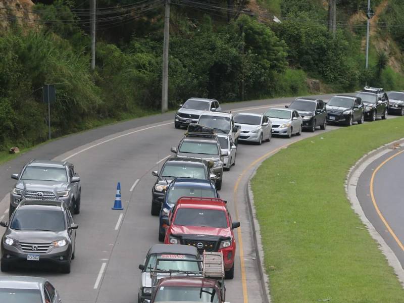 Largas filas en salida al norte por vacacionistas que abandonan Tegucigalpa