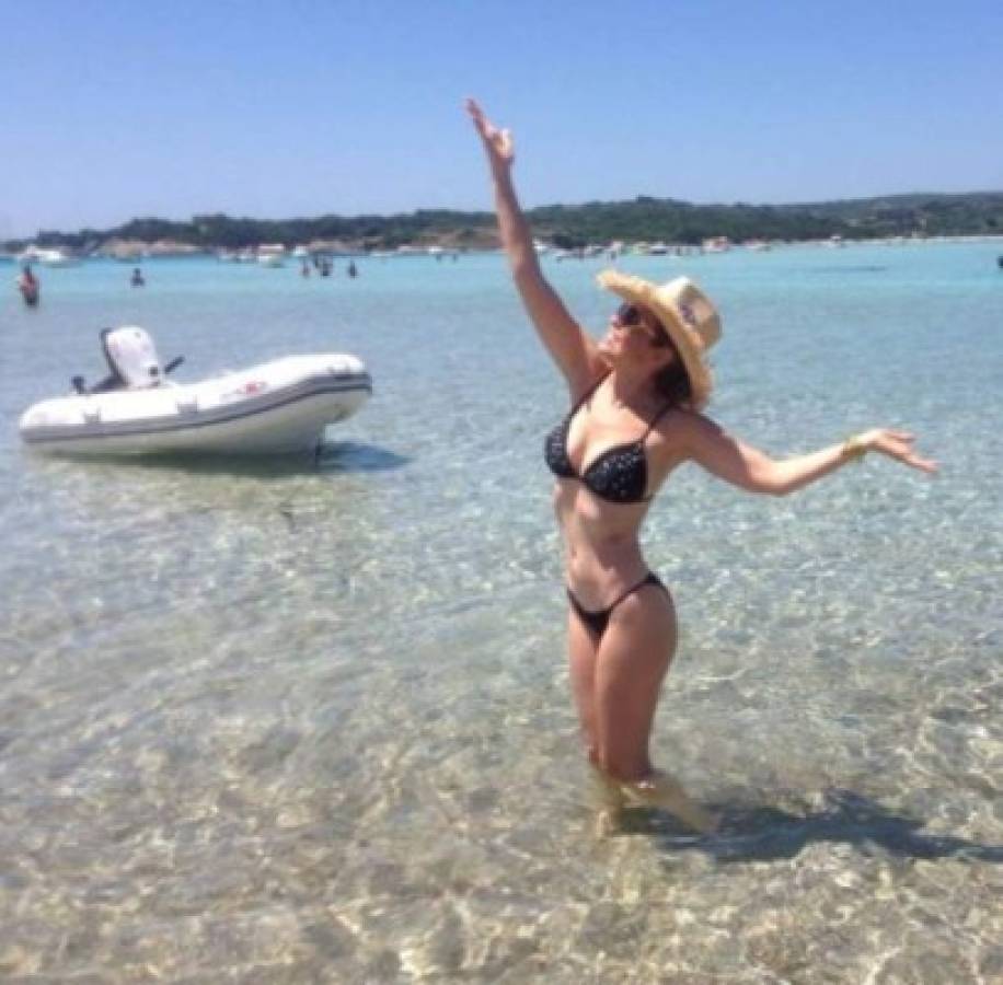 Thalía presume cuerpazo con diminuto bikini en Italia  