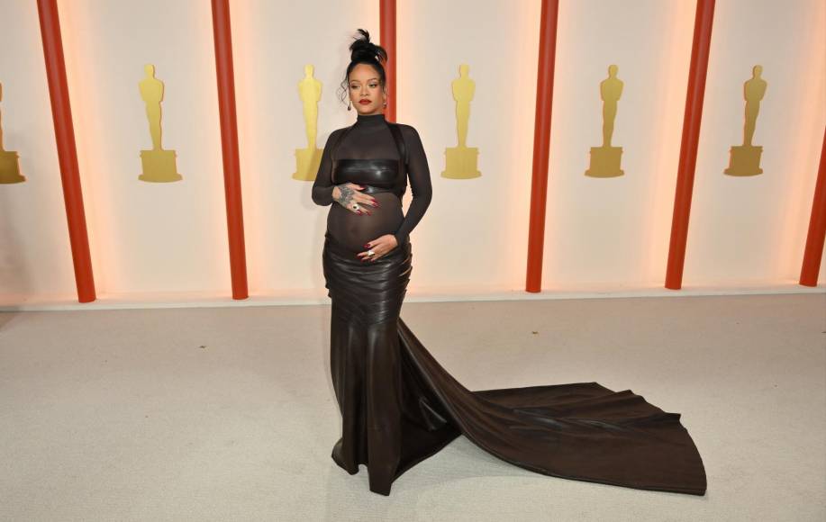 Rihanna deslumbra en la alfombra de los Premios Oscar