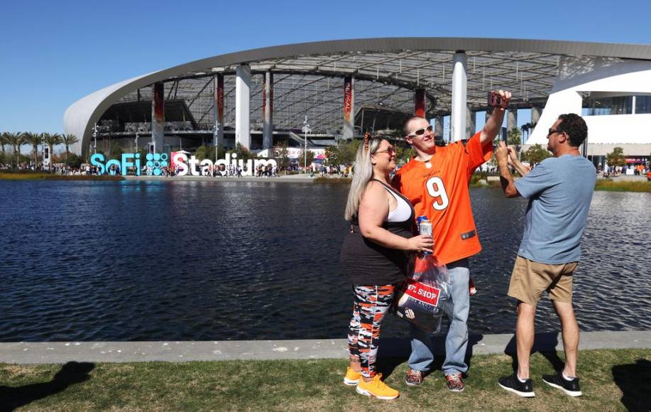 Color, cuernos y rayas: Ambientazo previo al Super Bowl LVI