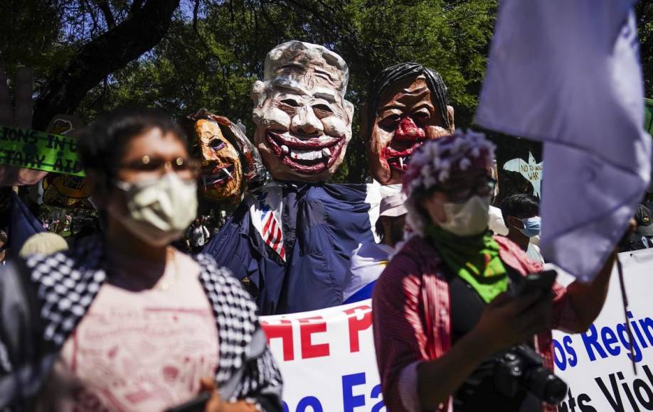 Protesta multitudinaria pide a Harris en Chicago un cambio por Gaza