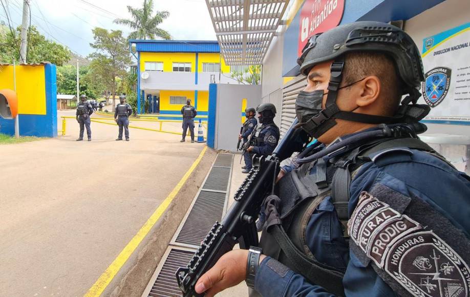 Así lucen los anillos de seguridad que resguardan a JOH en su detención