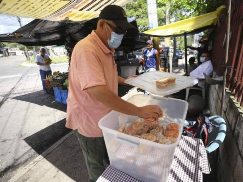 La crisis los obligó a vender su maquinaria industrial y ahora reinician su negocio en la vía pública.