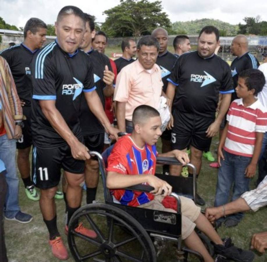 El 'Matador' Velásquez hace feliz a niño discapacitado