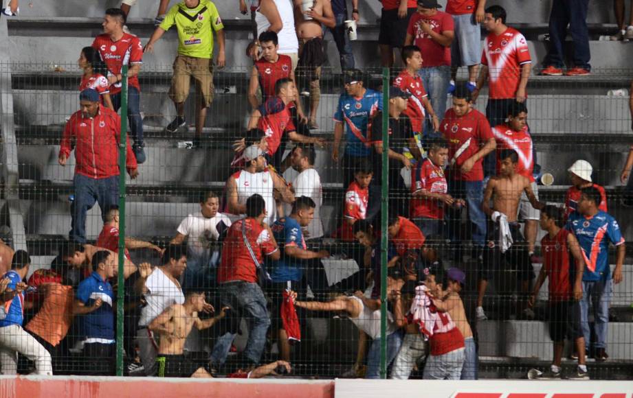 Las trágicas batallas campales entre barras y sanciones en la Liga MX