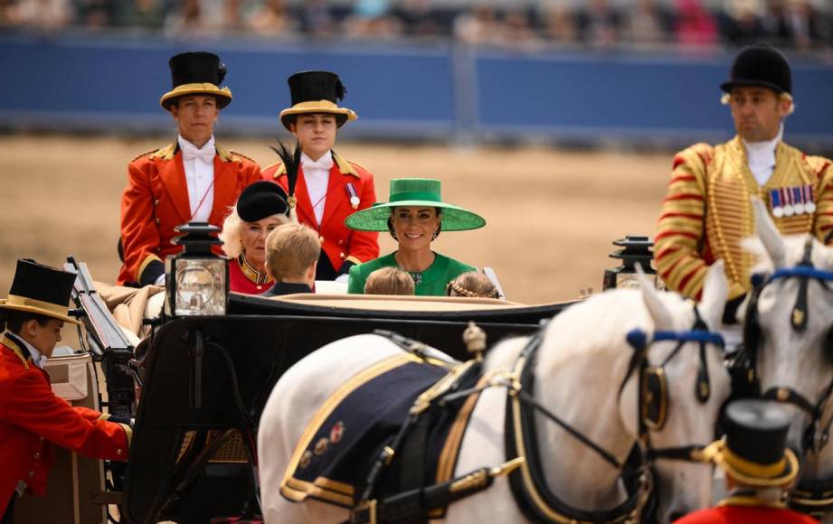 Las imágenes del desfile de Carlos III por su cumpleaños