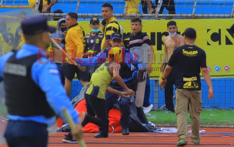 Imágenes que muestran el rostro del violento hombre que atacó a policía en el Olímpico