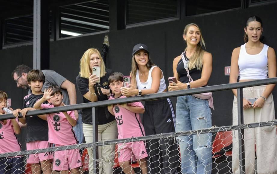 En fotos: Messi y Antonela Roccuzzo causan revuelo en Argentina tras debut de su hijo