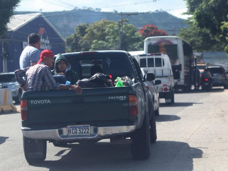 El tráfico vehicular ha aumentado considerablemente en la salida al sur de Tegucigalpa, donde largas filas de autos se reportan debido al éxodo de capitalinos que aprovechan el largo asueto para visitar a sus familiares o disfrutar de destinos turísticos.