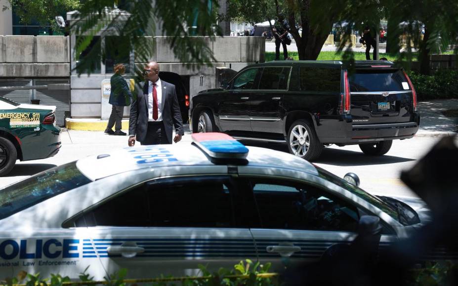 En caravana y sin ser captado por las cámaras llegó Trump a la corte de Miami