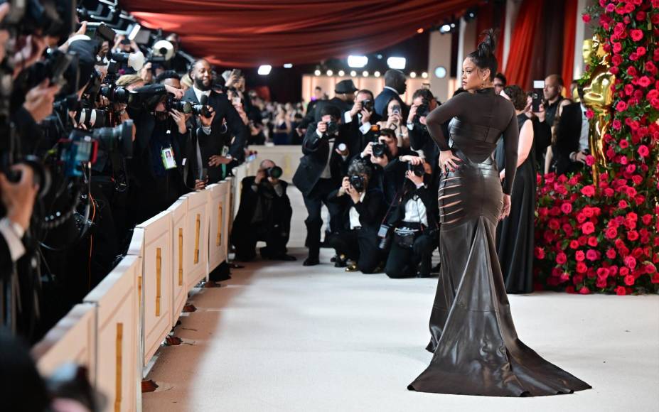 Rihanna deslumbra en la alfombra de los Premios Oscar